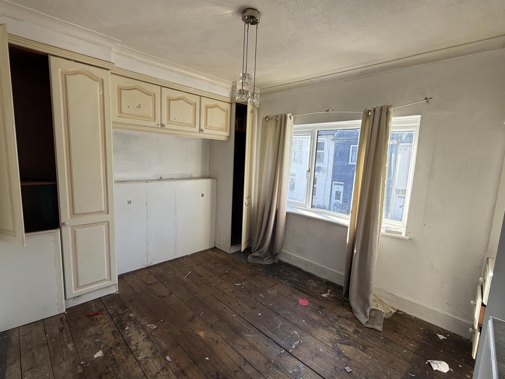 Lot: 134 - HOUSE IN NEED OF REFURBISHMENT - Front Bedroom in house in need of refurbishment